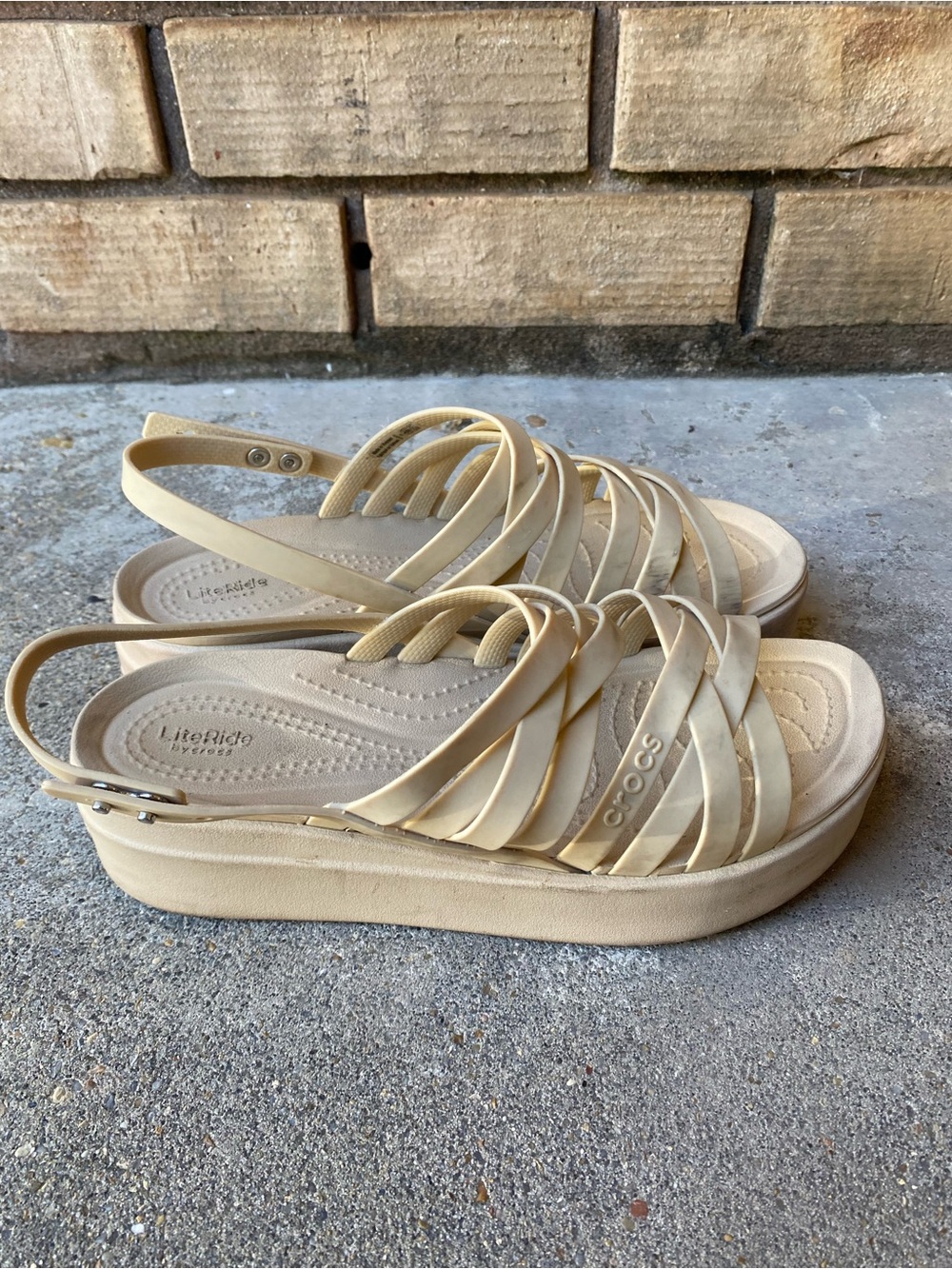 Crocs Women's Sz 8 Brooklyn Low Wedge Sandals Cream LiteRide Foam Footbed. - Picture 5 of 6